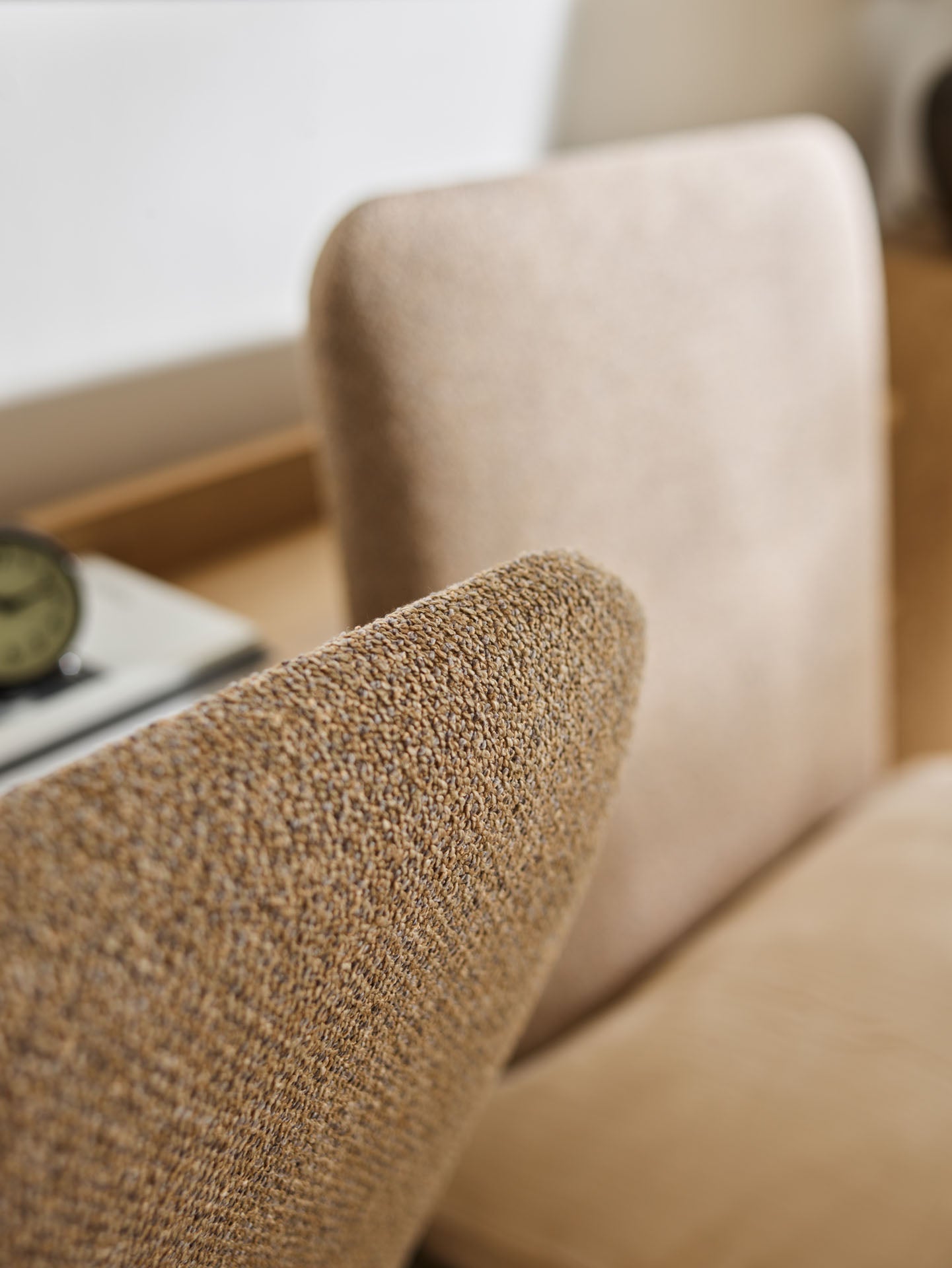 VelvetForms Well – Seng med Integreret Reol 160×200 (Naturlig Eg)