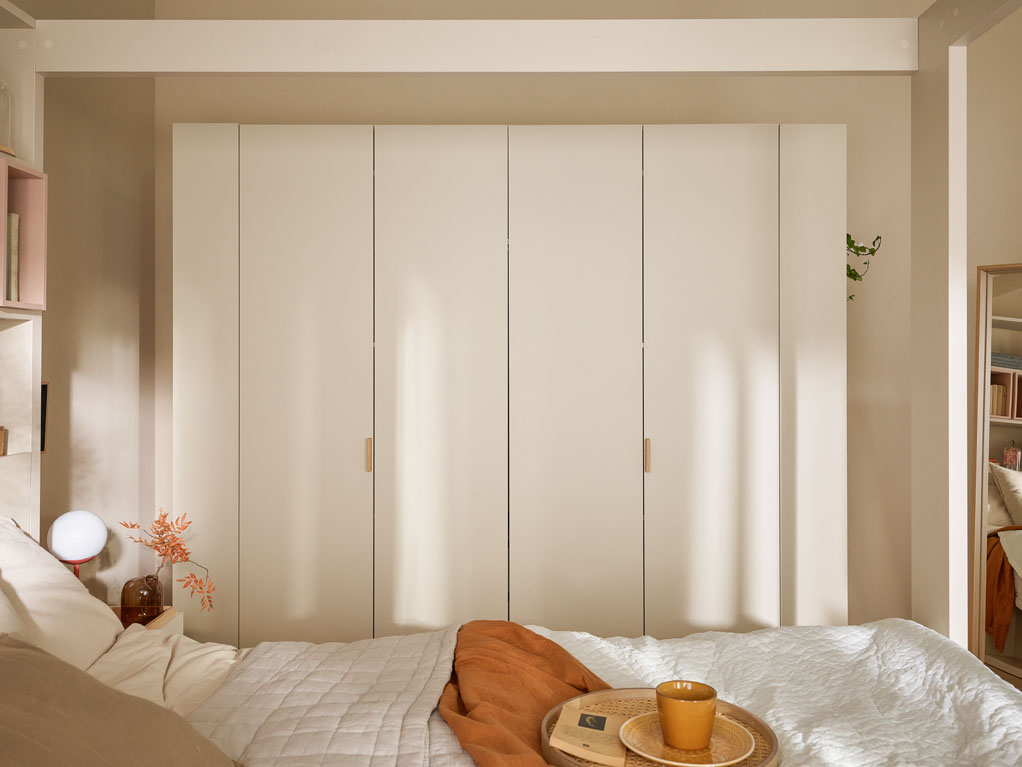 VelvetForms Fresh – Garderobeskab med 4 Foldedøre og LED-belysning