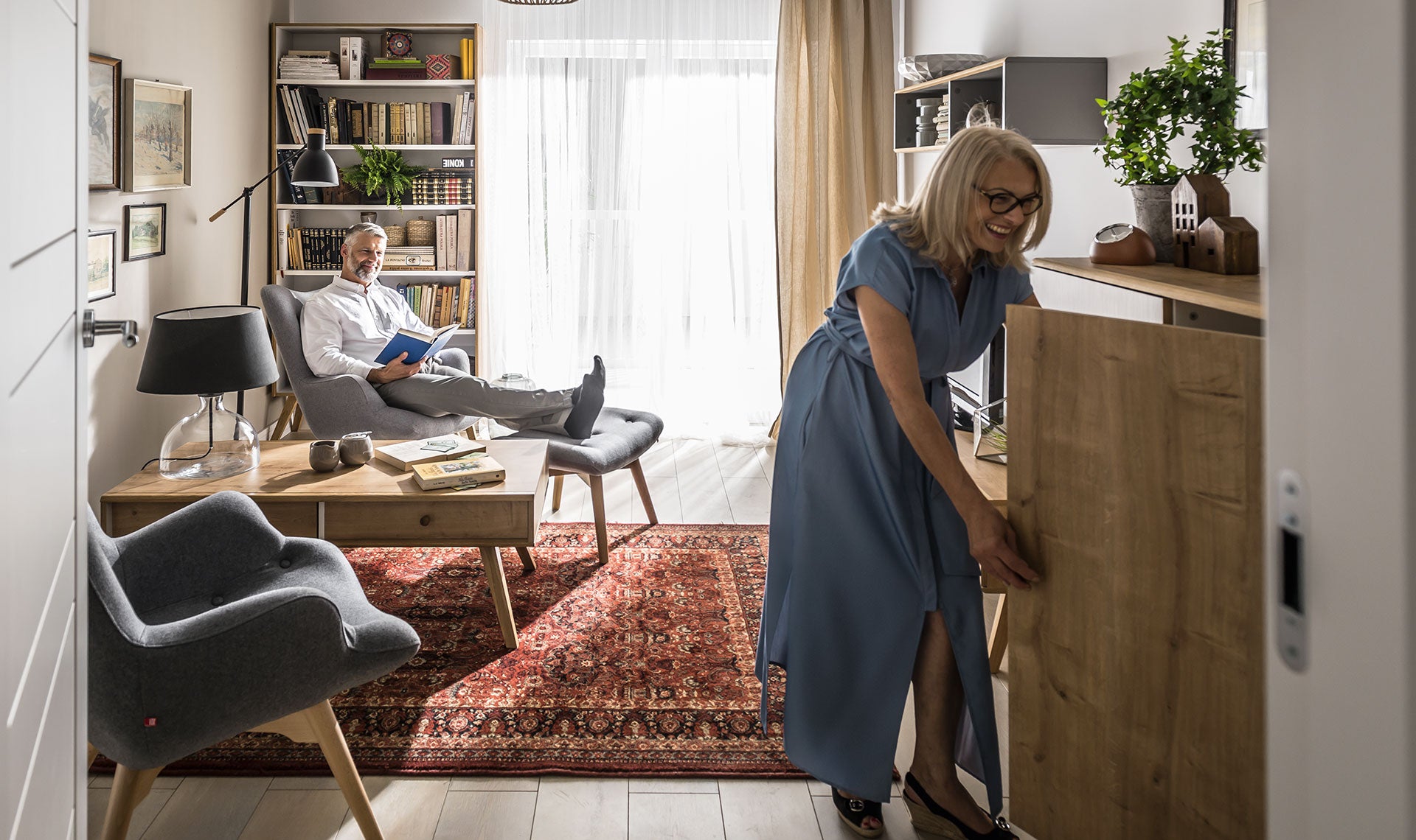VelvetForms Grant – Lænestol med Knapsyning (Valgfri Stof & Ben)