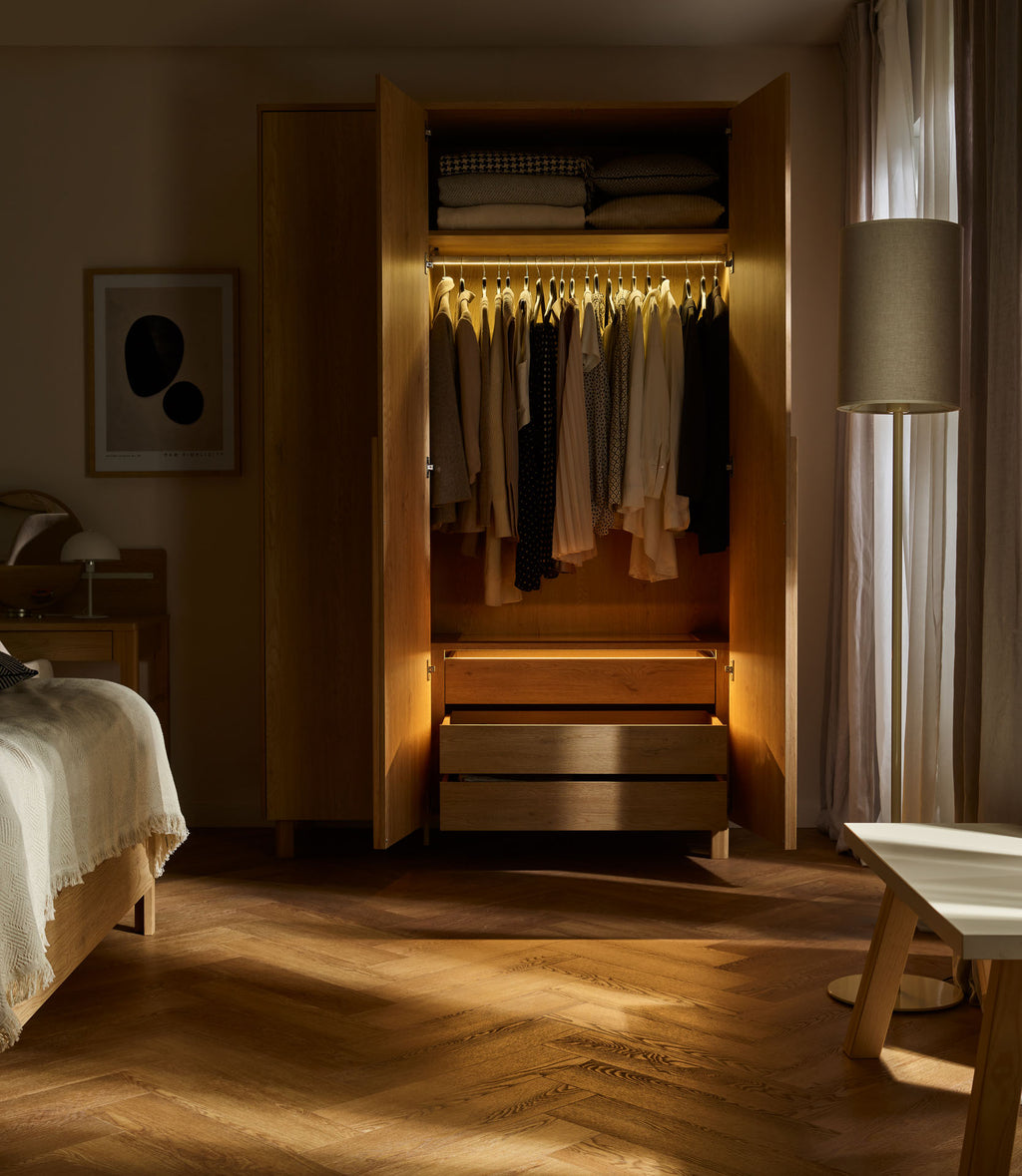 VelvetForms Well – Garderobeskab med Spejl og LED-belysning
