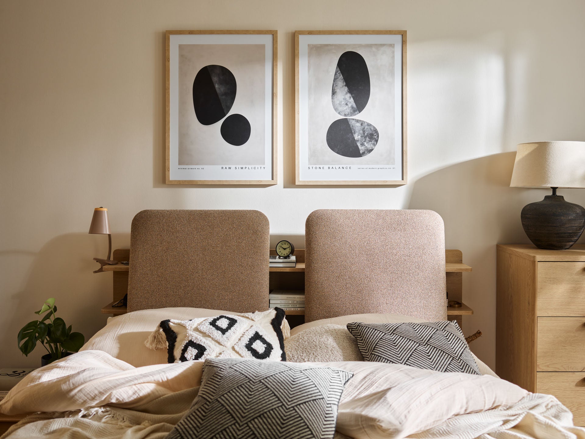 VelvetForms Well – Seng med Integreret Reol 160×200 (Naturlig Eg)