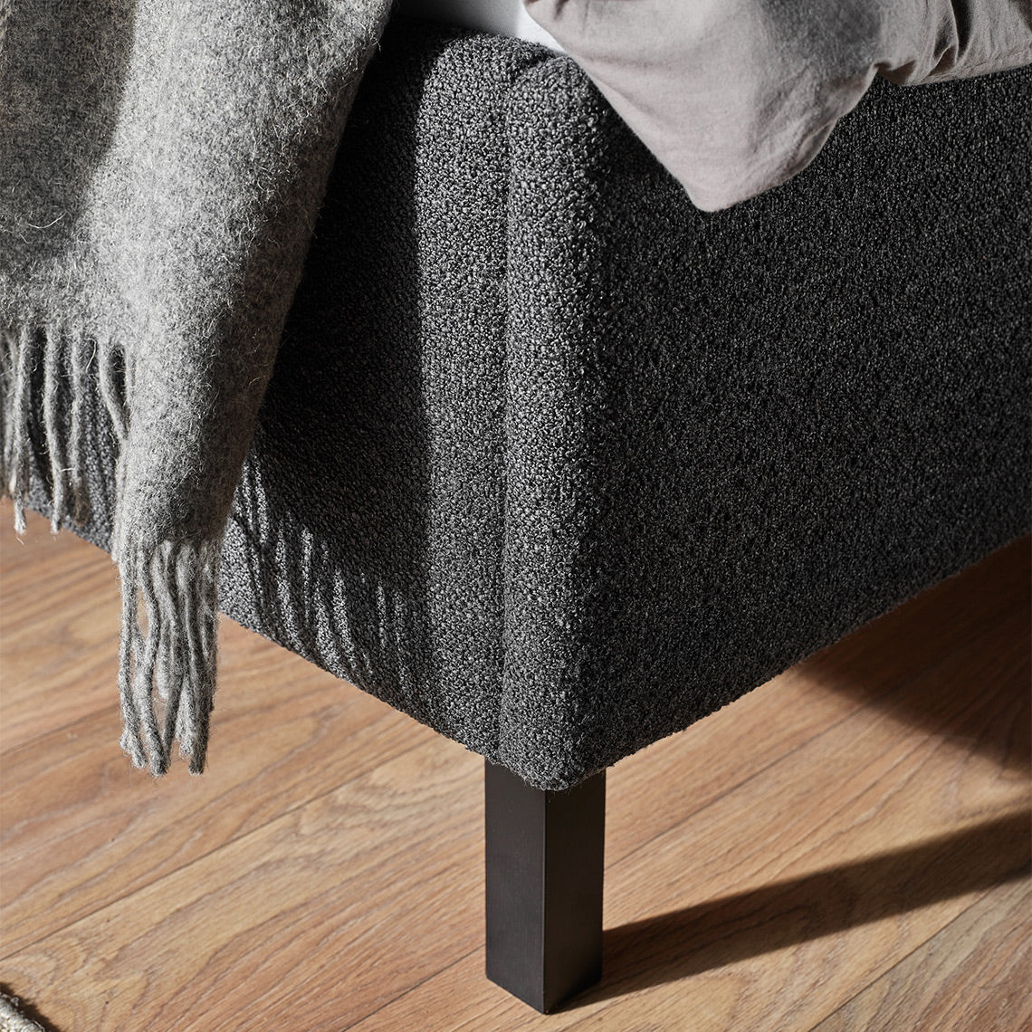 VelvetForms Puric – Polstret Seng 160×200 med Opbevaring (Valgfri Stof & Ben)