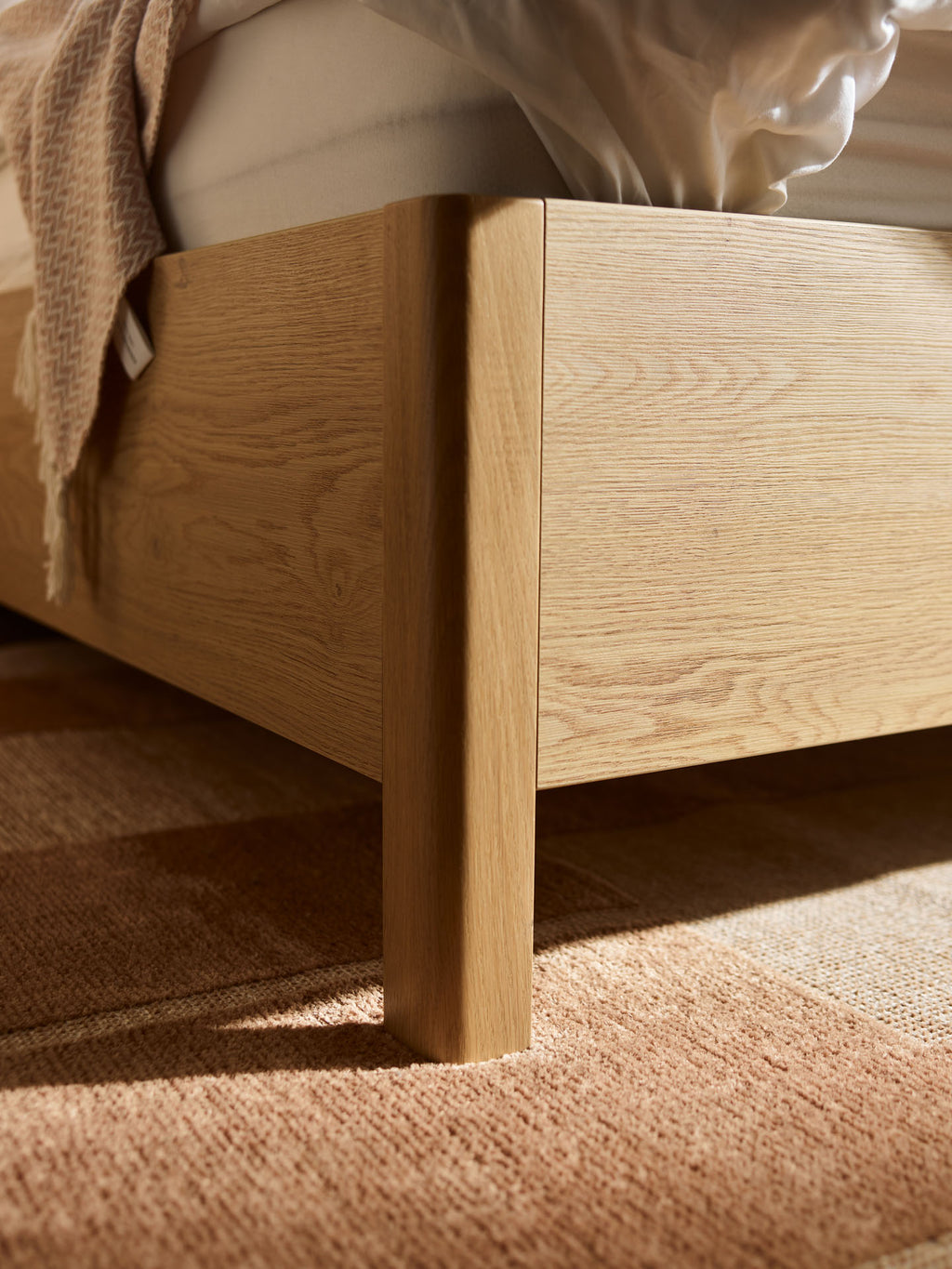 VelvetForms Well – Seng med Integreret Reol 120×200 (Naturlig Eg / Valgfri Stof)