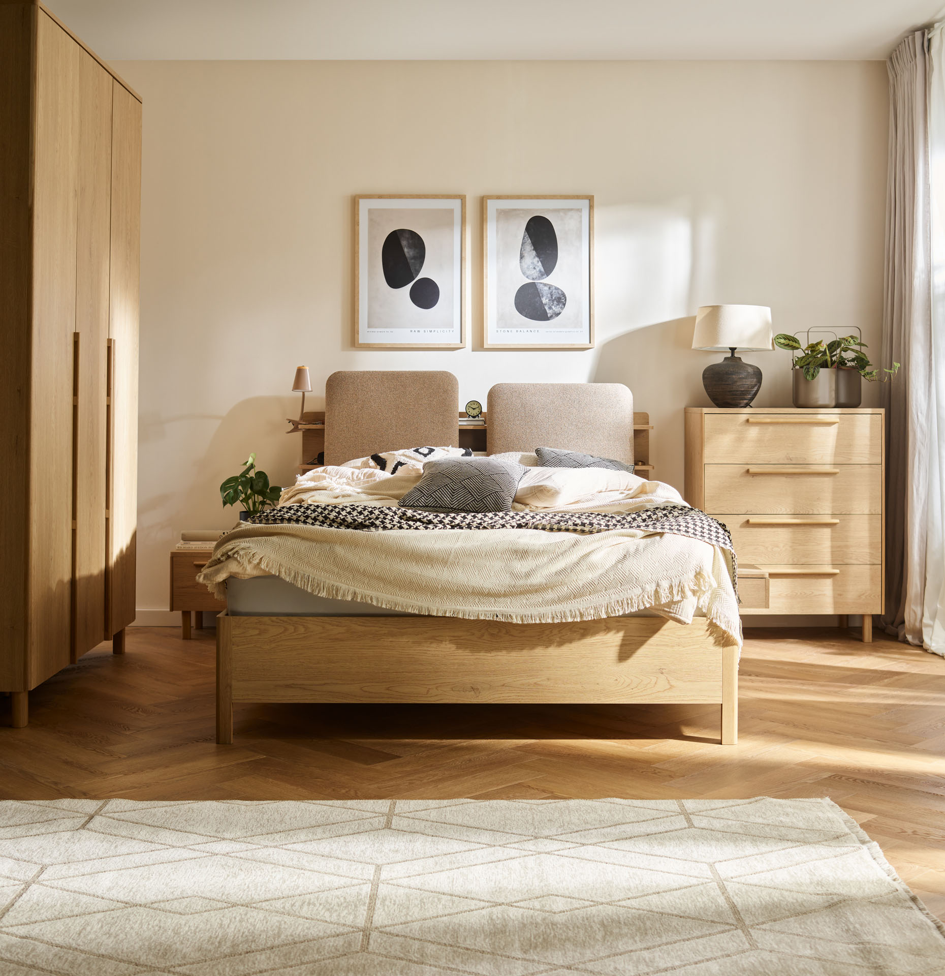 VelvetForms Well – Seng med Integreret Reol 160×200 (Naturlig Eg)
