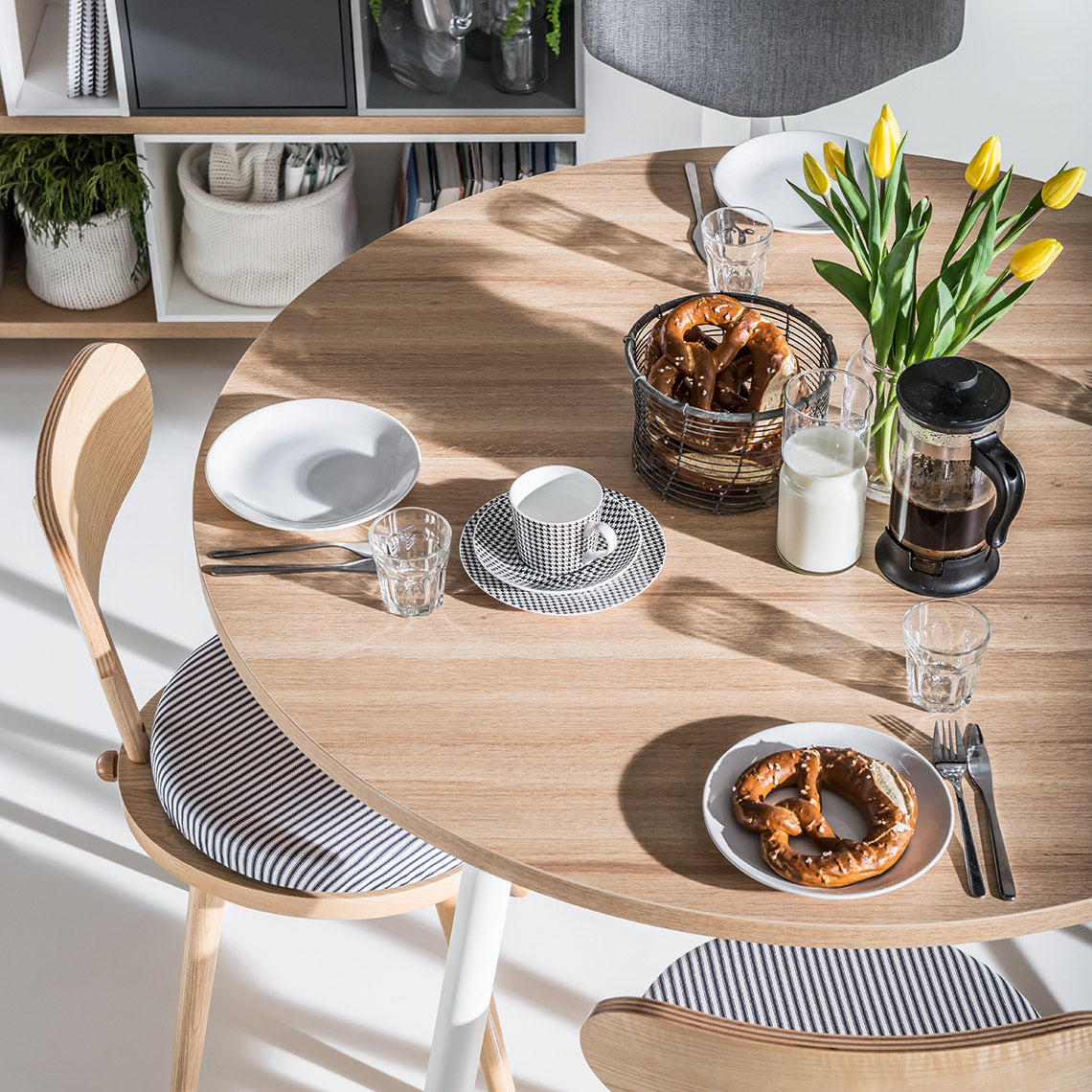 VelvetForms Balance – Rundt Spisebord 120cm (Sandbeige / Hvide Ben)