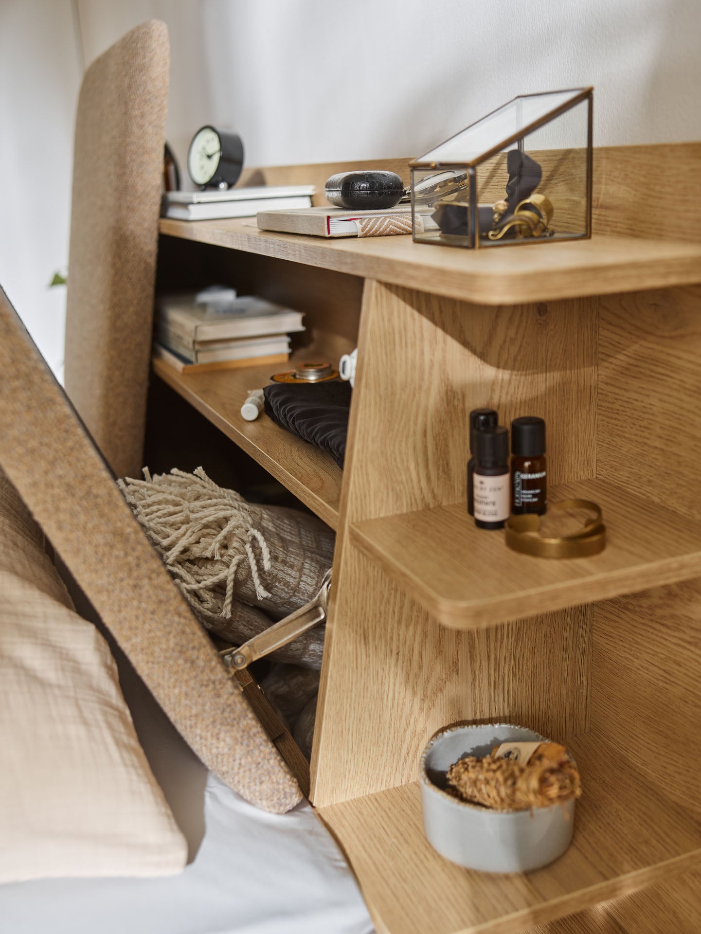 VelvetForms Well – Seng med Integreret Reol 160×200 (Naturlig Eg)
