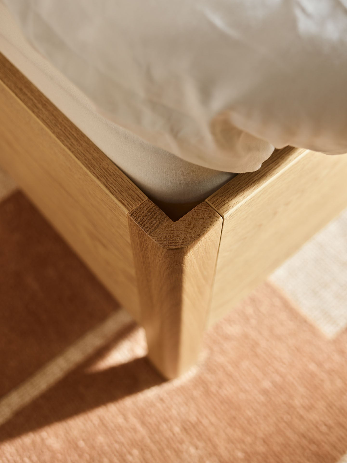 VelvetForms Well – Seng med Integreret Reol 120×200 (Naturlig Eg / Valgfri Stof)
