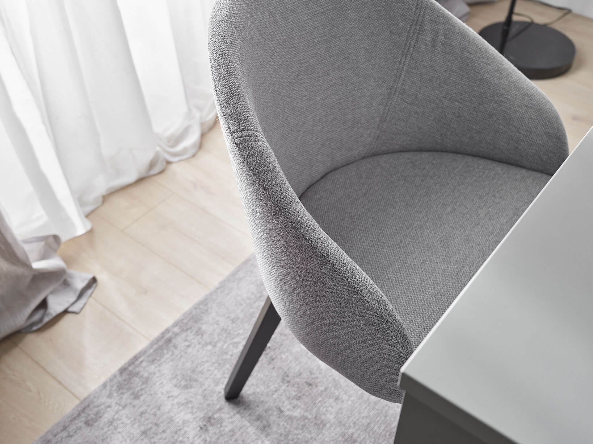 VelvetForms Onest – Eksklusiv Premium Polstret Stol med Armlæn (Valgfri Stof)