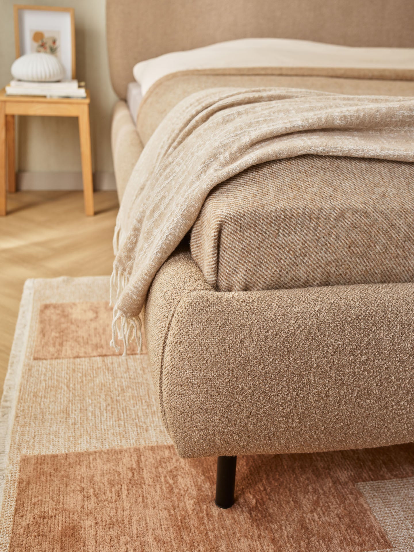 VelvetForms Calme – Eksklusiv Premium Polstret Seng 160×200 (Valgfri Stof)
