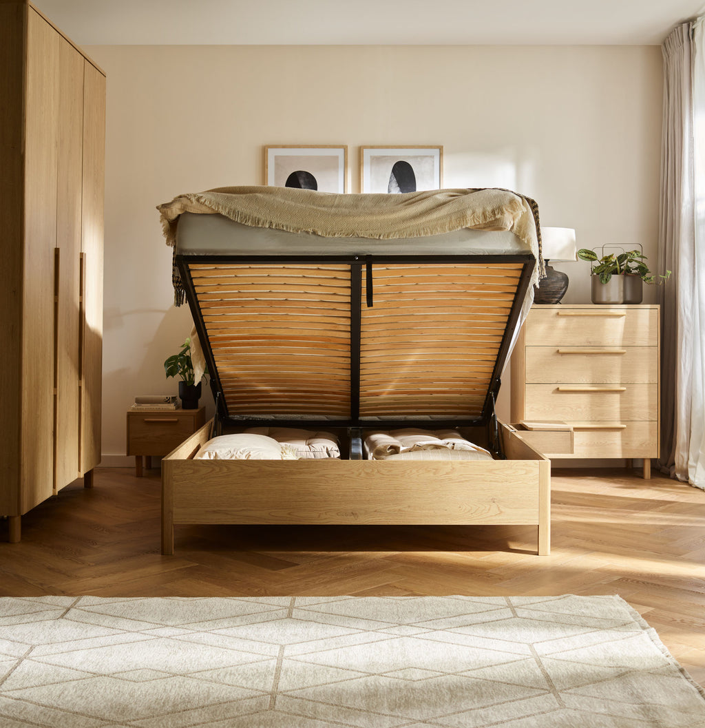 VelvetForms Well – Seng med Integreret Reol 160×200 (Naturlig Eg)
