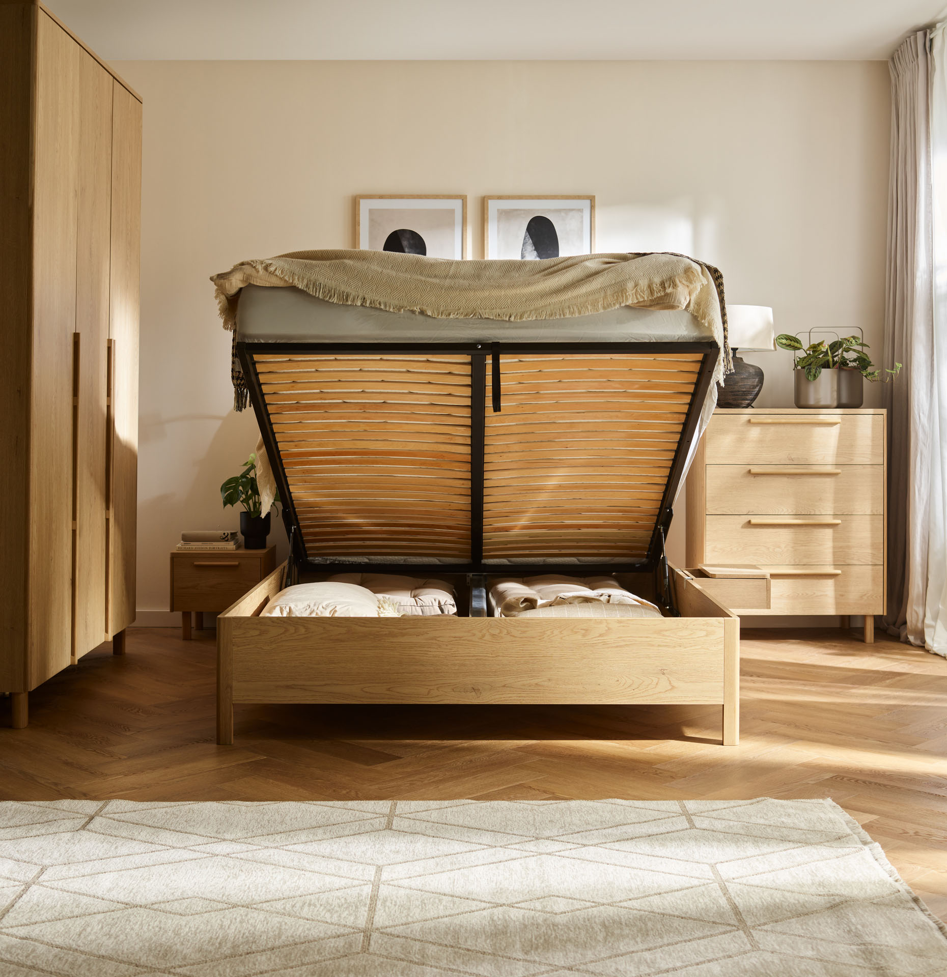 VelvetForms Well – Seng med Integreret Reol 160×200 (Naturlig Eg)