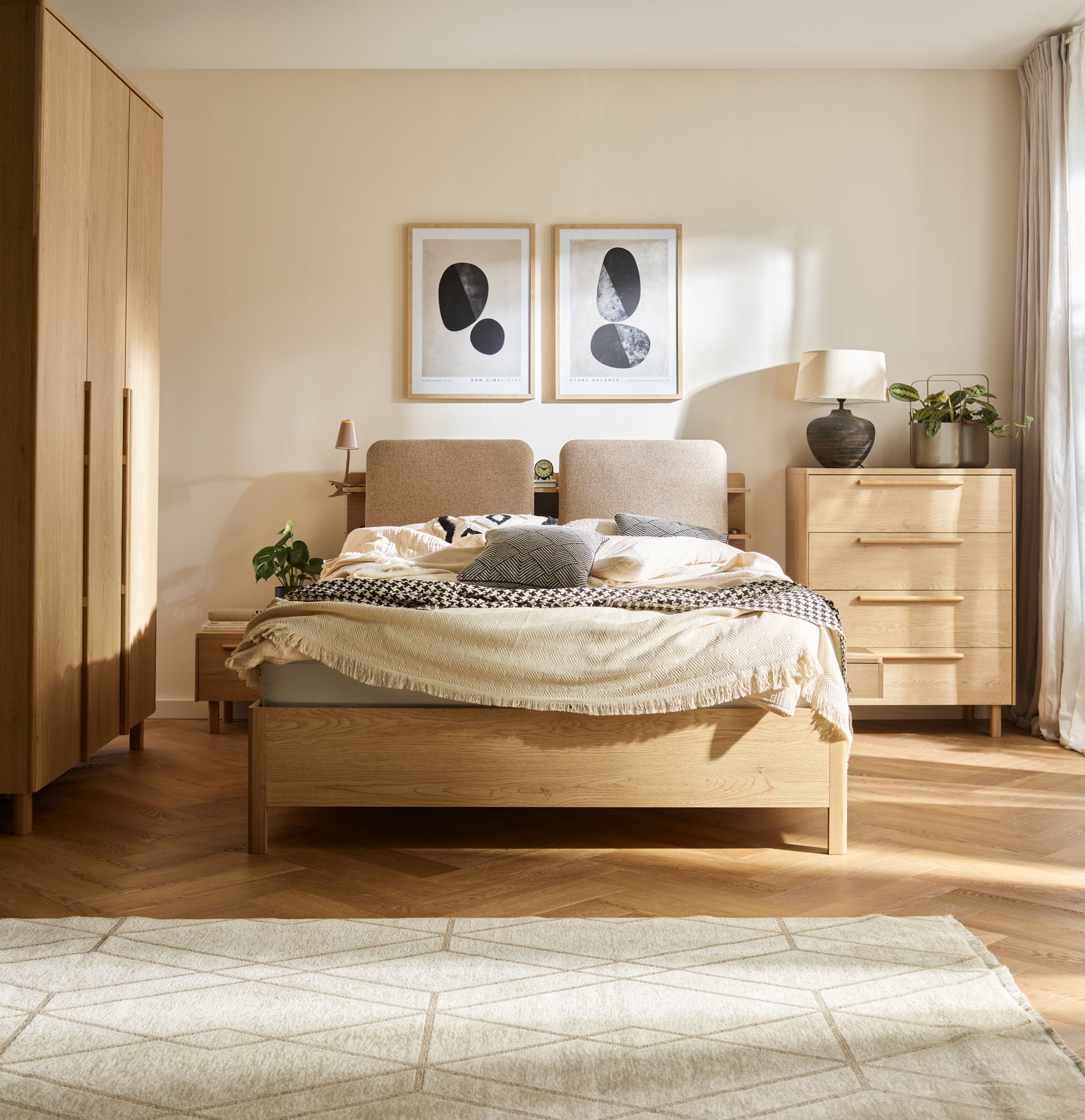 VelvetForms Well – Seng med Integreret Reol 160×200 (Naturlig Eg)