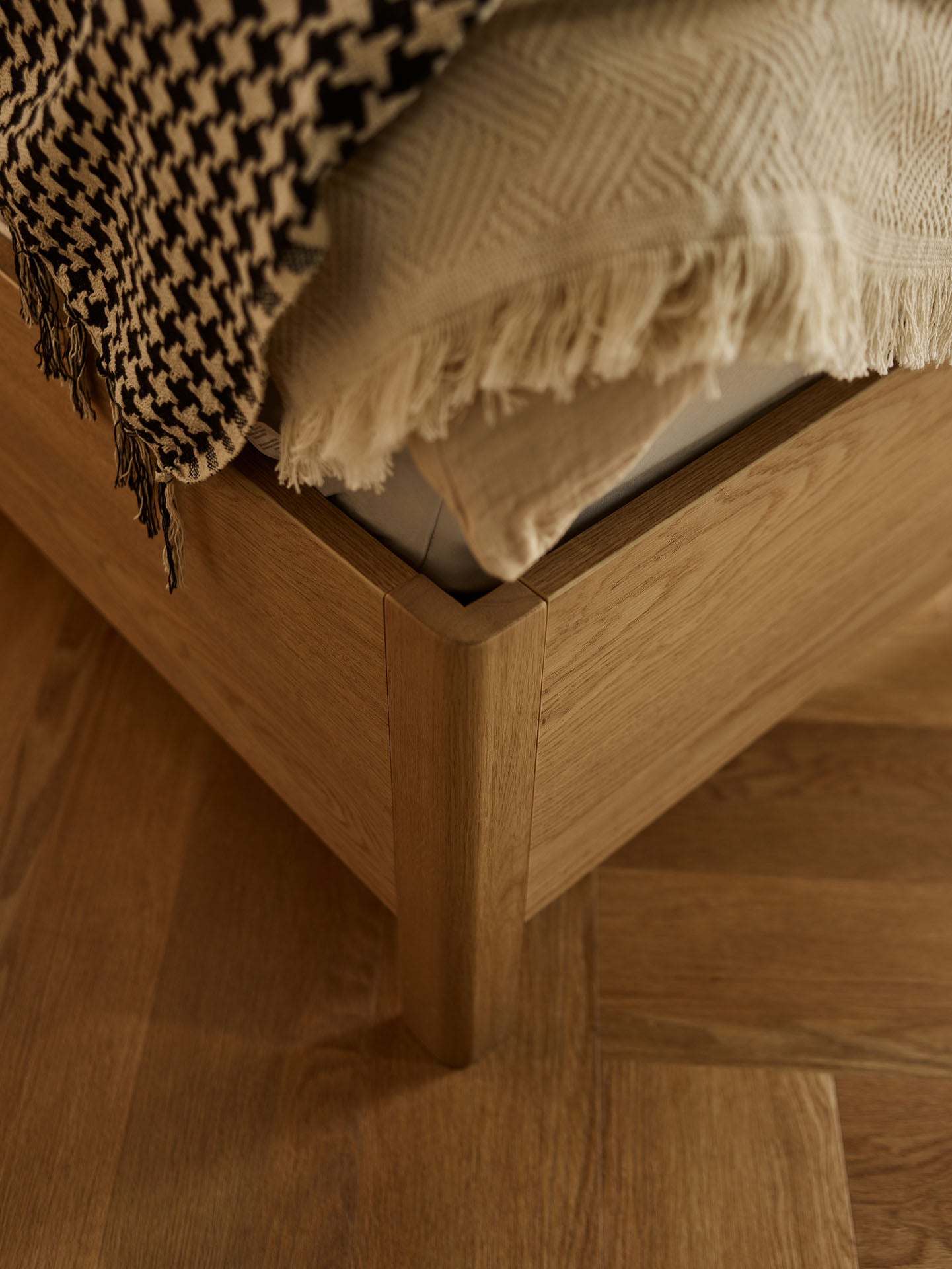 VelvetForms Well – Seng med Integreret Reol 160×200 (Naturlig Eg)