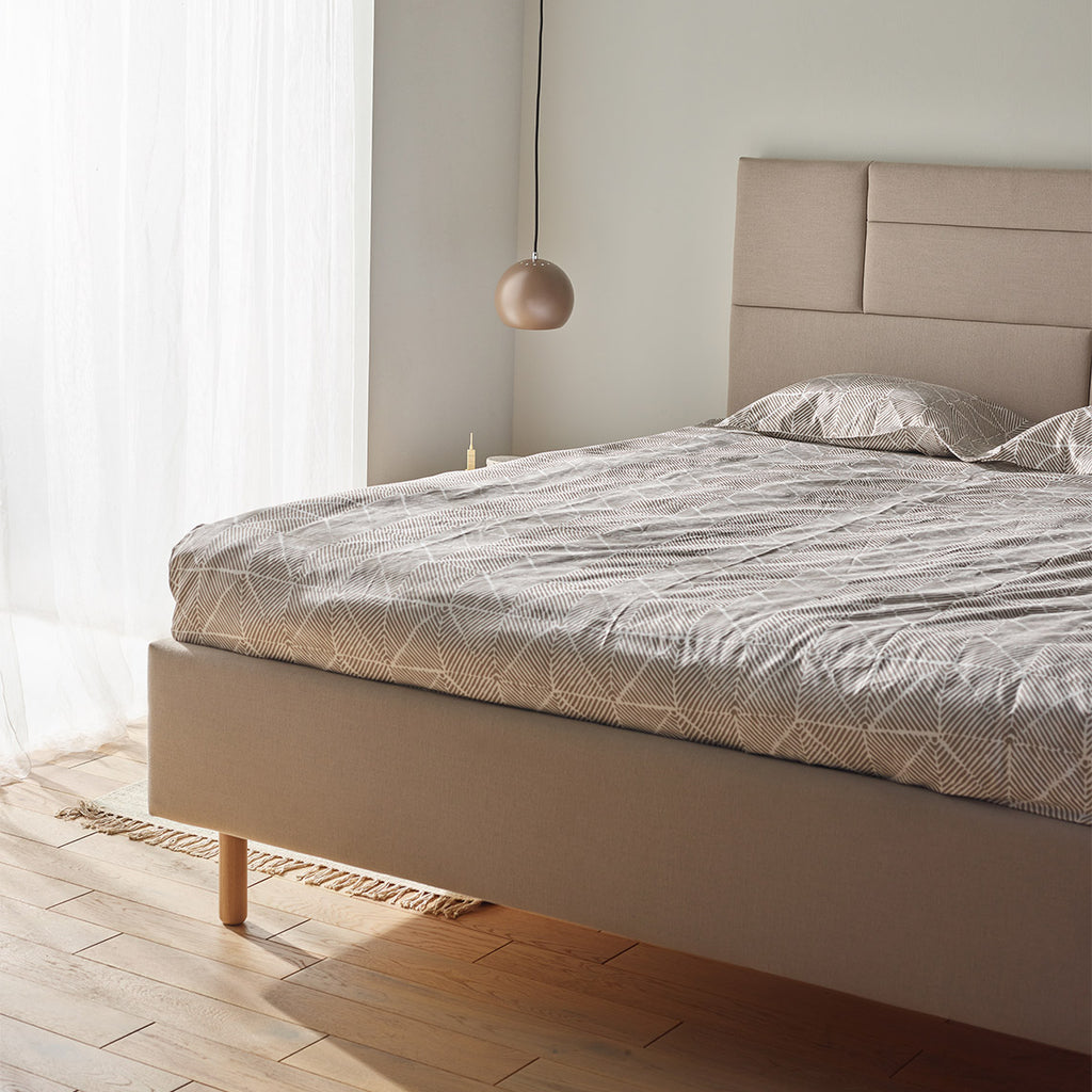 VelvetForms Harmonic – Eksklusiv Premium Polstret Seng 160×200 (Valgfri Stof & Ben)