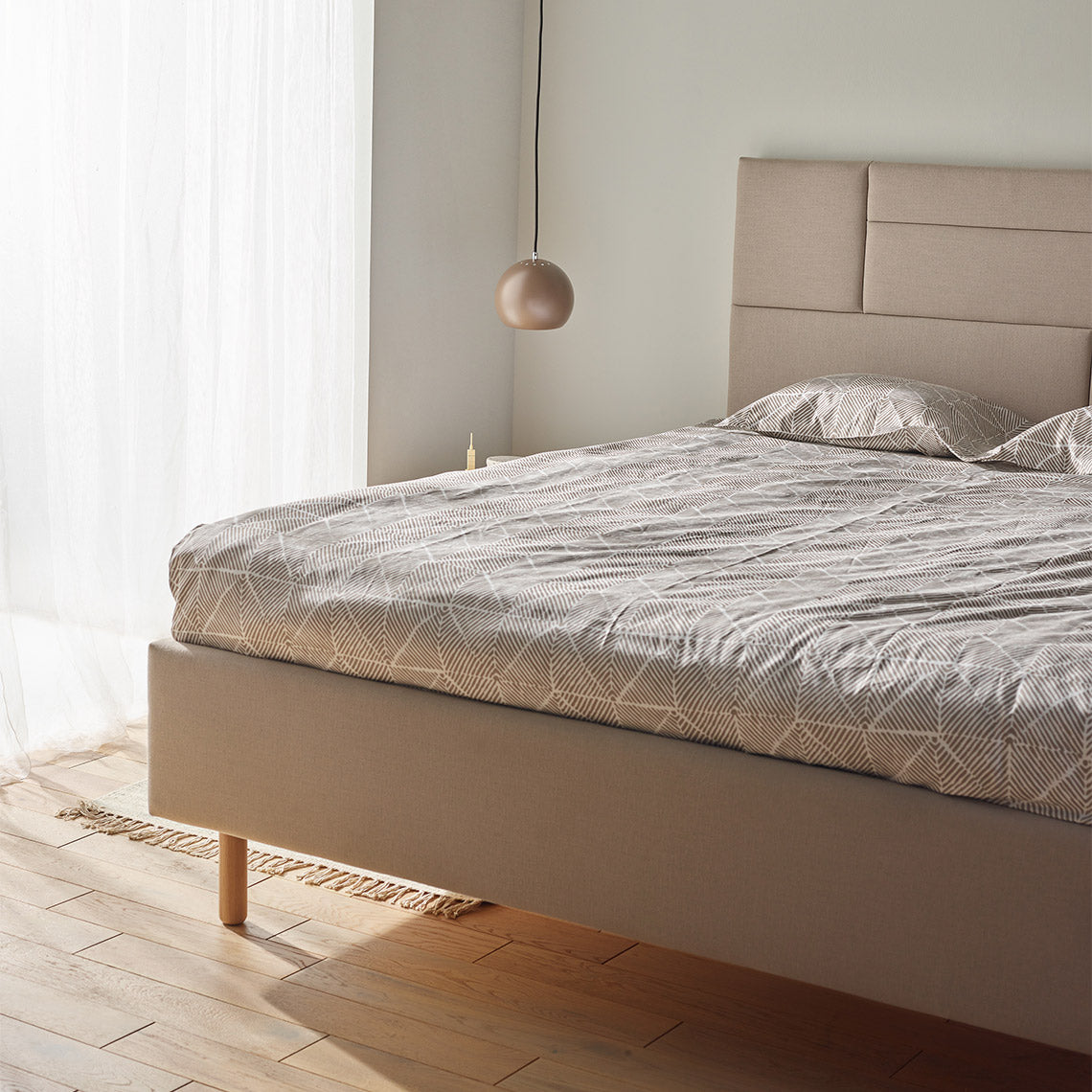 VelvetForms Harmonic – Eksklusiv Premium Polstret Seng 160×200 (Valgfri Stof & Ben)