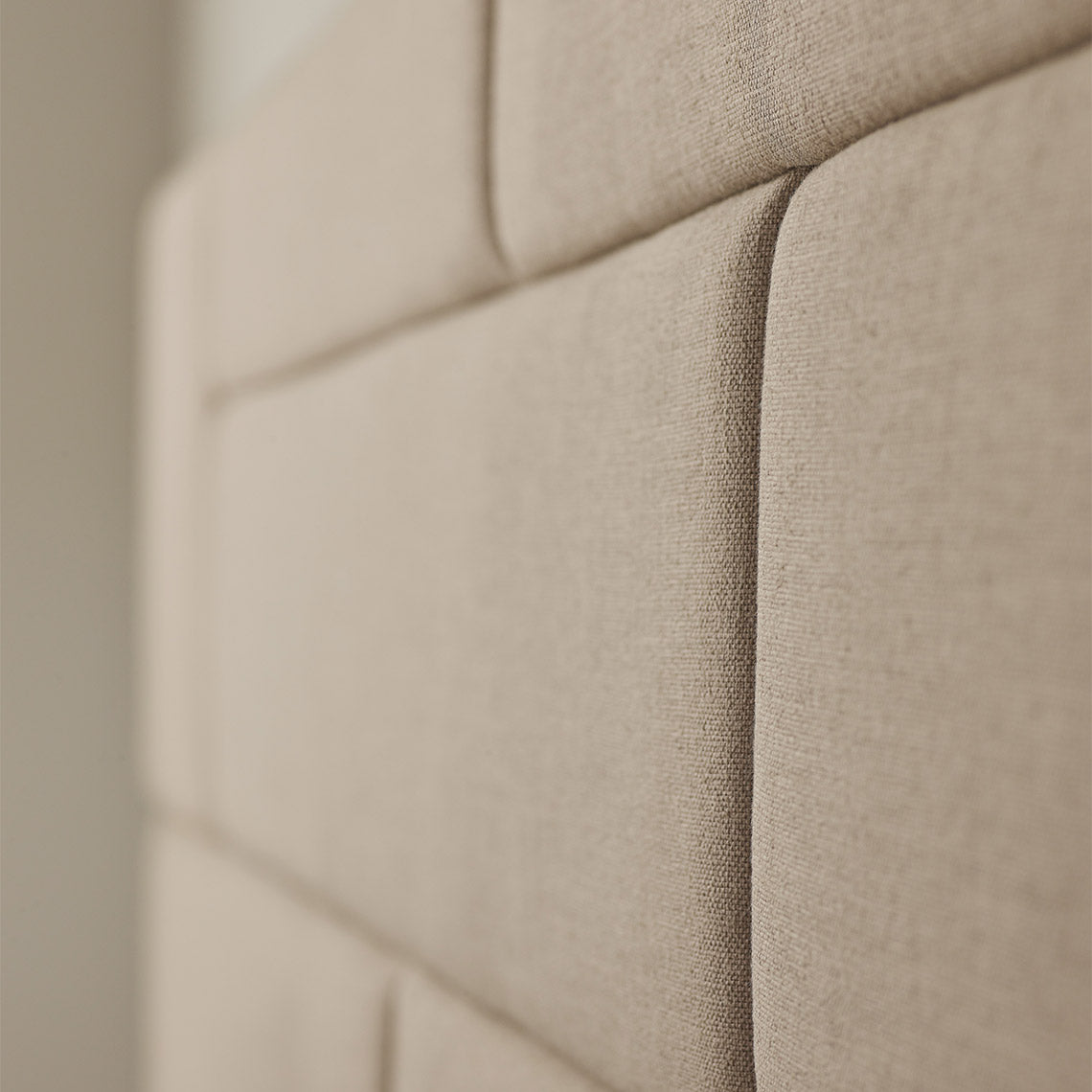 VelvetForms Harmonic – Eksklusiv Premium Polstret Seng 160×200 (Valgfri Stof & Ben)