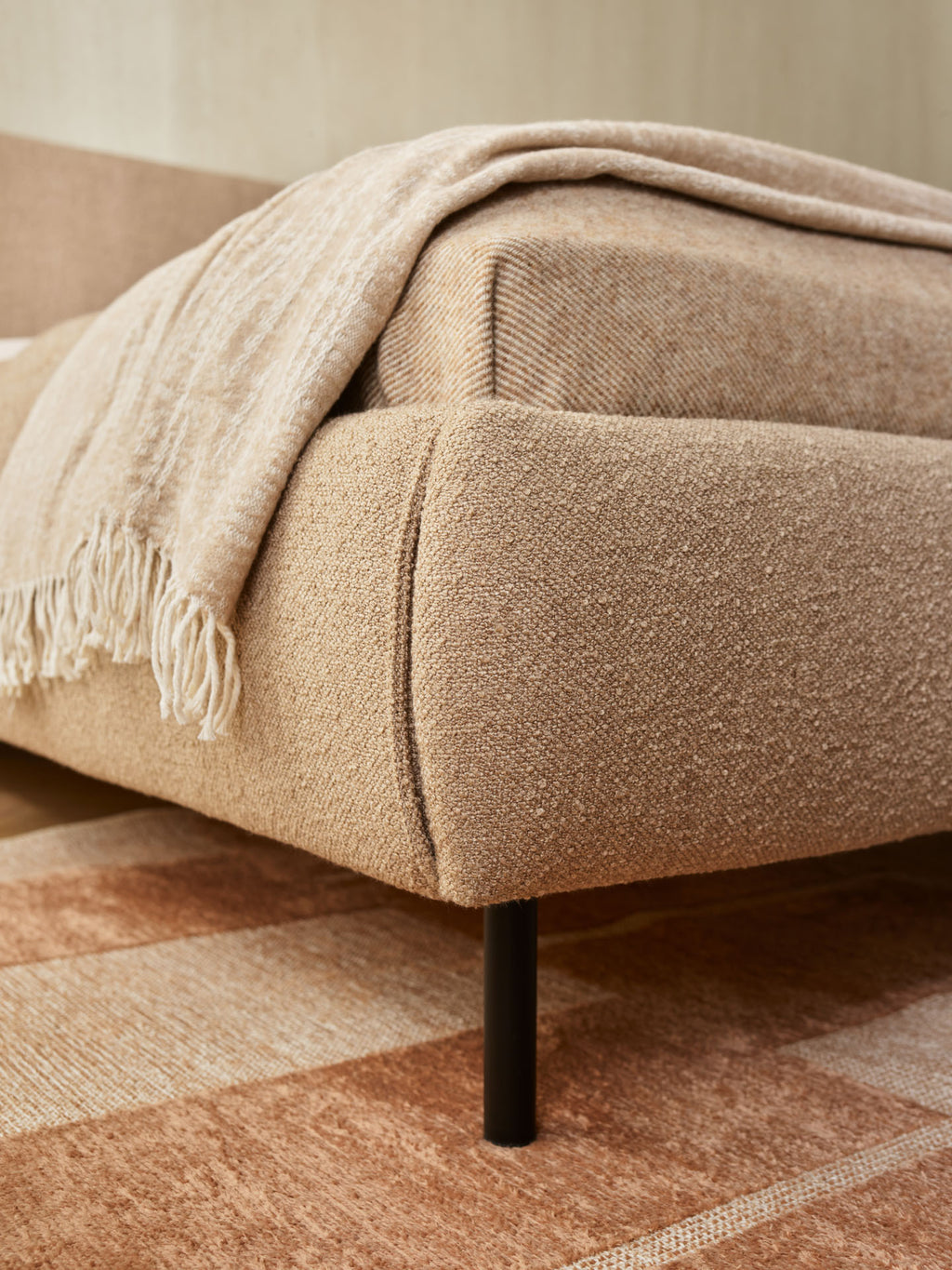 VelvetForms Calme – Eksklusiv Premium Polstret Seng 160×200 (Valgfri Stof)