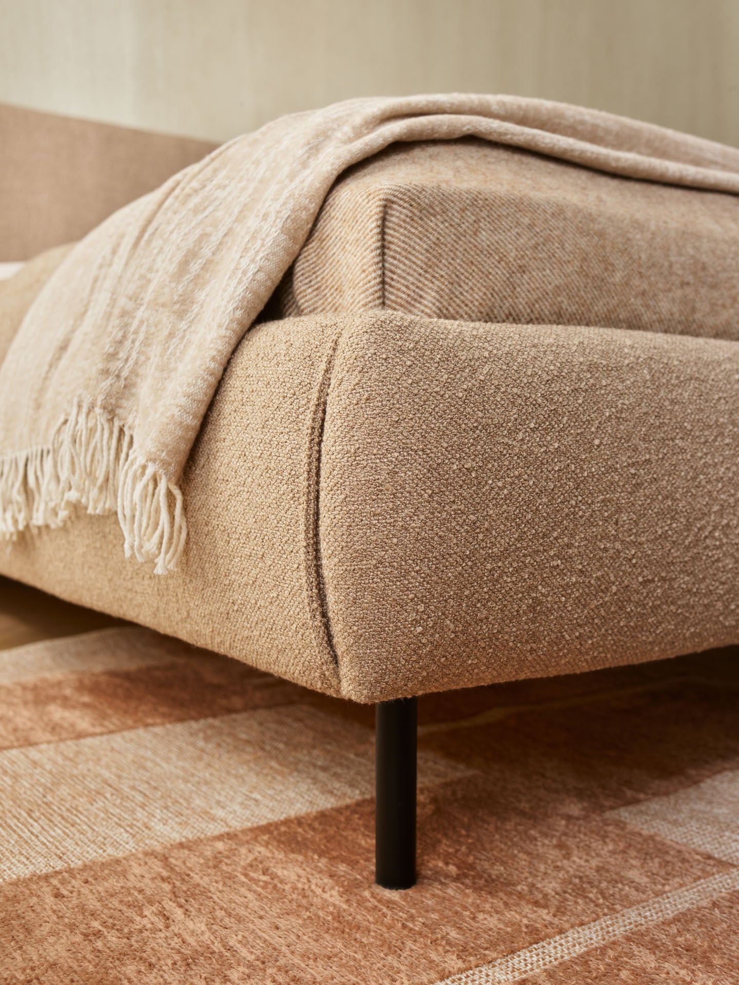 VelvetForms Calme – Eksklusiv Premium Polstret Seng 160×200 (Valgfri Stof)