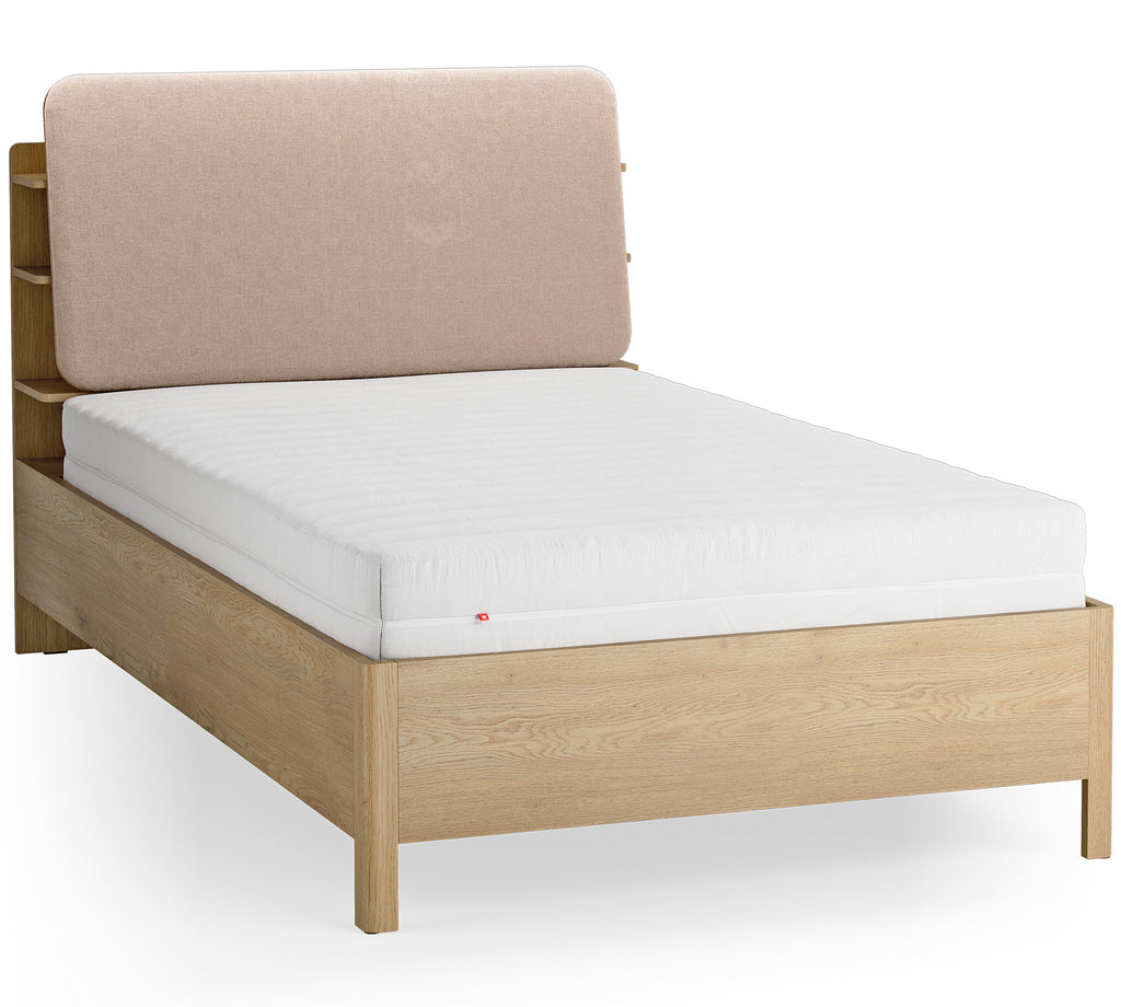 VelvetForms Well – Seng med Integreret Reol 120×200 (Naturlig Eg / Valgfri Stof)