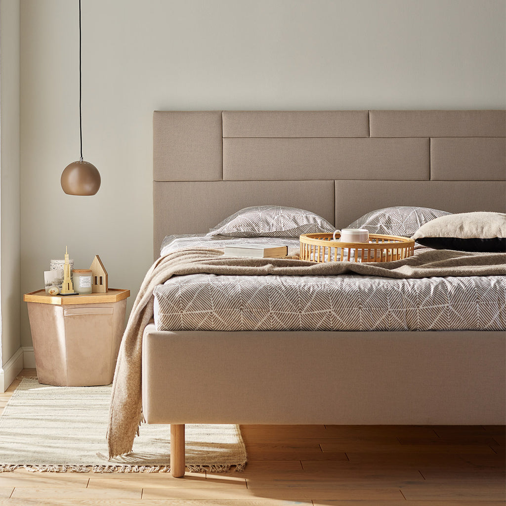 VelvetForms Harmonic – Eksklusiv Premium Polstret Seng 160×200 (Valgfri Stof & Ben)